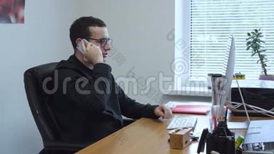 上班的商人在办公室里<strong>一桌一桌</strong>地用手机说话。
